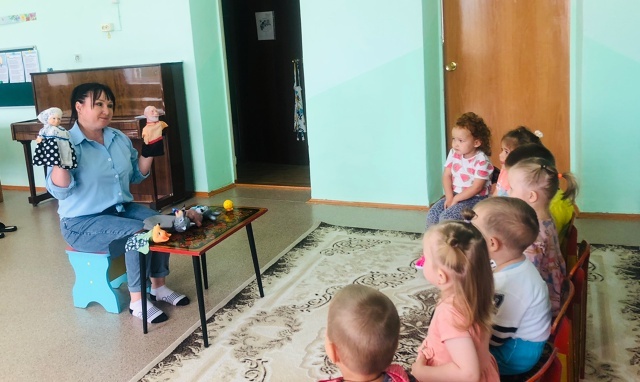 «Дюймовочка» ача садӗнче пукане театрĕпе паллашнă