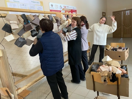 Хушăлкари вăтам шкулта хула ишӗлчӗкӗсем евӗр маскировка сеткисем тăваççĕ