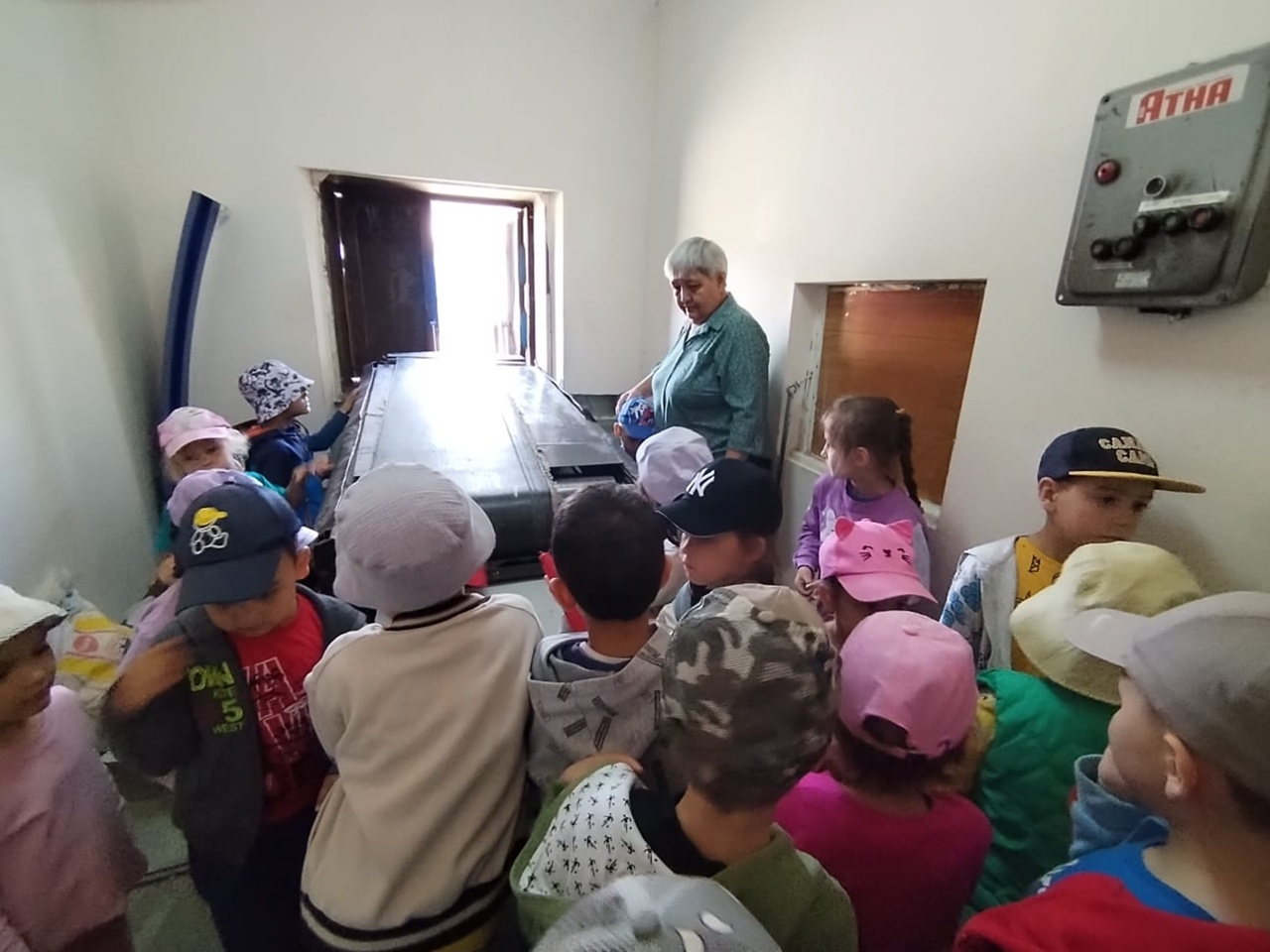 Ача садӗнчи ачасем Пишпÿлекри почта уйрӑмне ҫитсе курнă