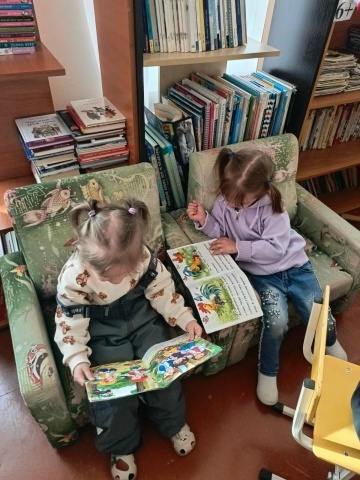 Ача сачĕн воспитанникĕсем районти ача-пăча библиотекинче пулнă