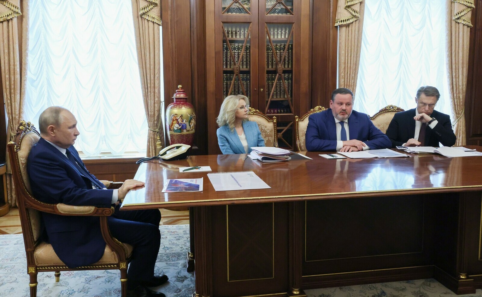 Владимир Путин социаллӑ ыйтусемпе канашлу ирттернӗ