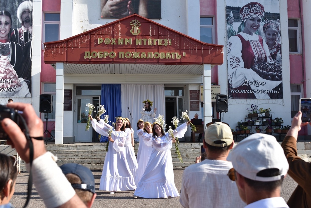 Пишпÿлекре Ҫемье, юрату тата шанчӑклӑх кунне паллă тунă