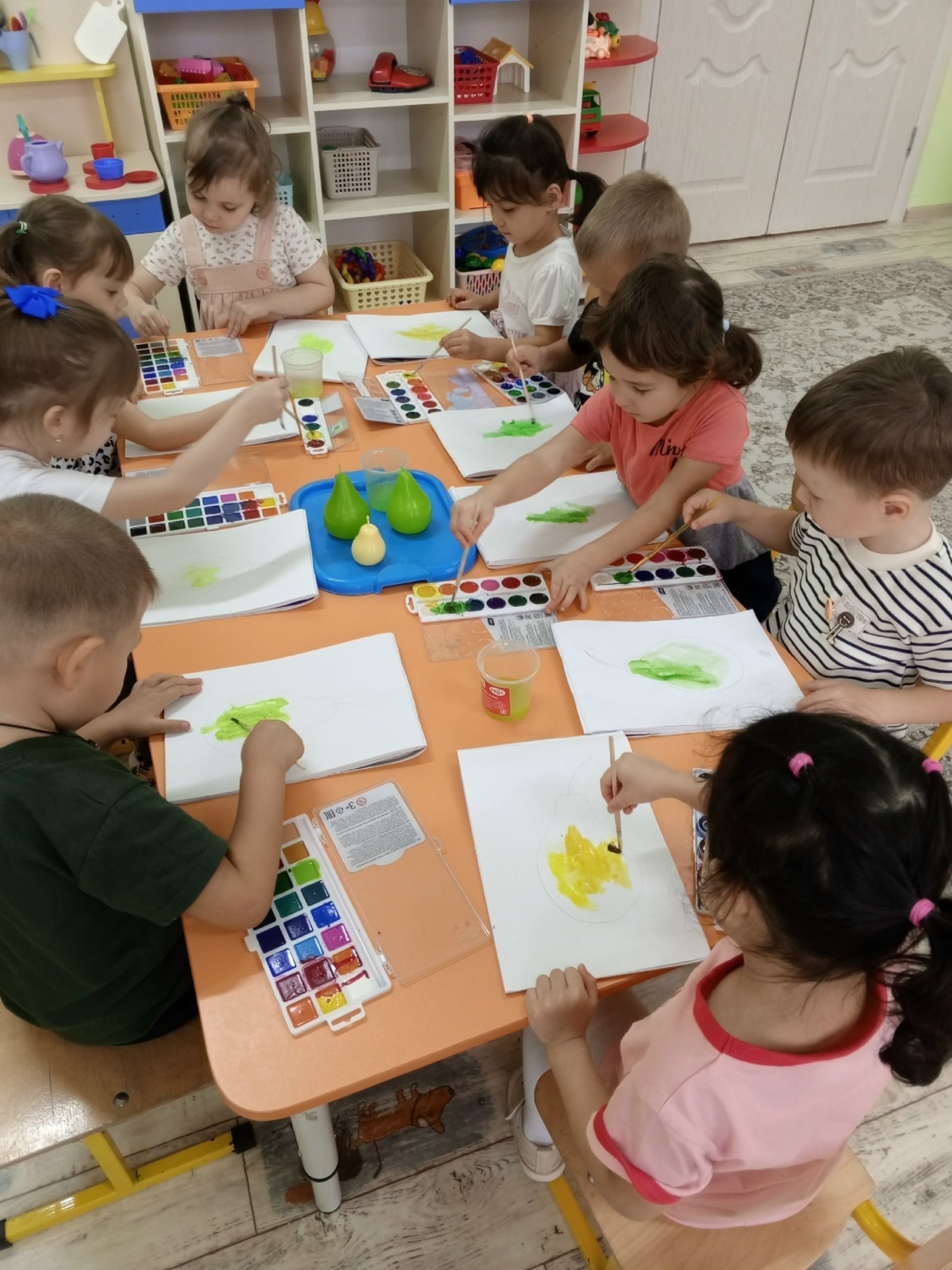 Ача садĕнче пĕчĕккисем улма-çырлапа паллашнă