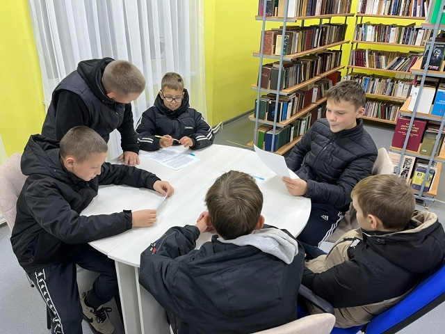 Ситекпуçĕнчи библиотекăра Халӑх пӗрлӗхӗн кунне халалланă викторина иртнĕ