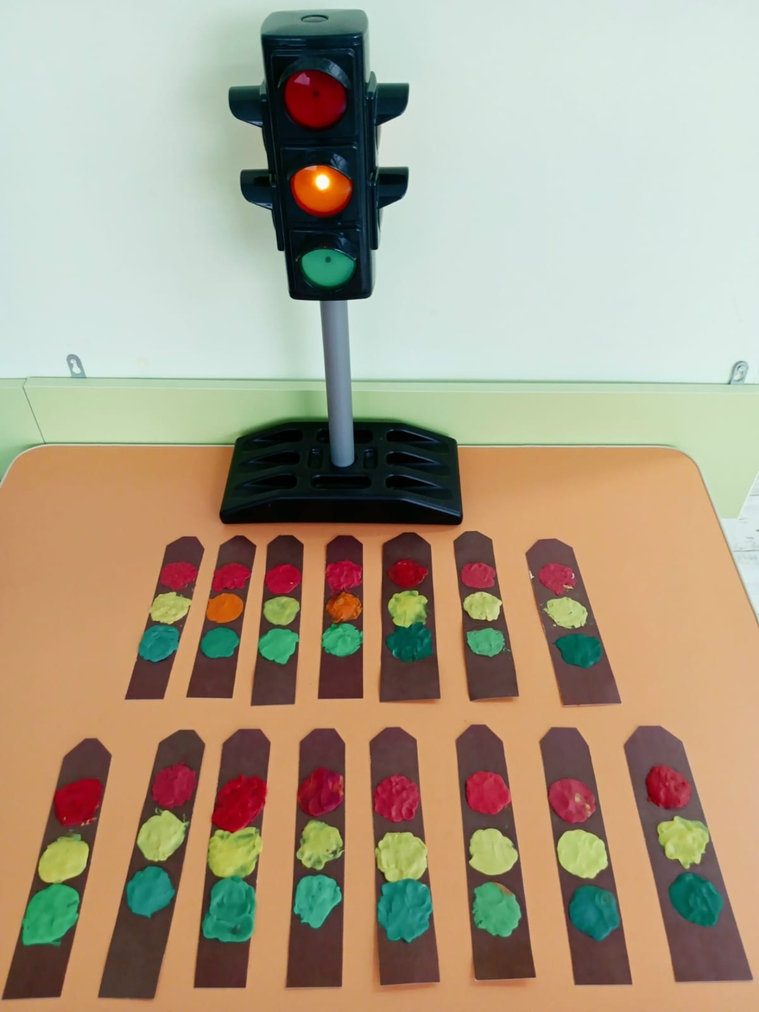 Кӗҫӗн ушкӑн воспитанникӗсем светофорăн тĕсĕсене аса илнĕ