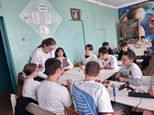 Ҫӗнтерӳ волонтерӗсем Георги лентисенчен брошка тумалли  мастер-класс ирттернӗ