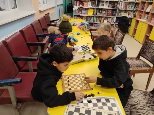 Хушăлкари ял библиотекинче ачасем валли «Игротека» пулнă