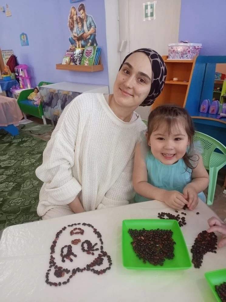 Аслисемпе ачасем пӗр-пӗринпе хаваспах хутшӑннă