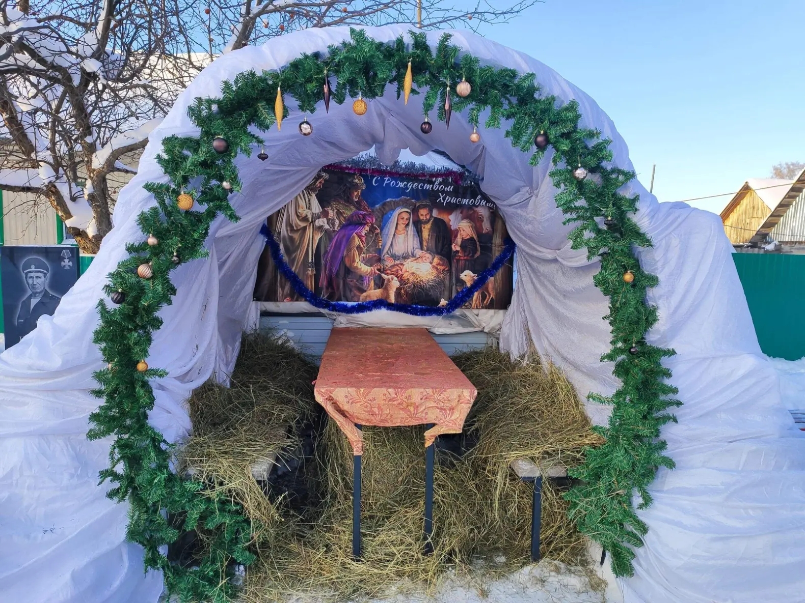 Ситекпуçĕнче Иисус Христос ҫуралнин сценине символла кӑтартнă