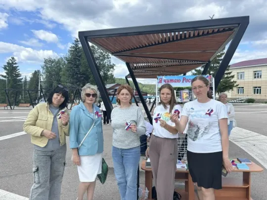 «Ҫӗнтерӳ волонтерӗсем» «Раҫҫей триколорӗ» патриотла акци ирттернӗ