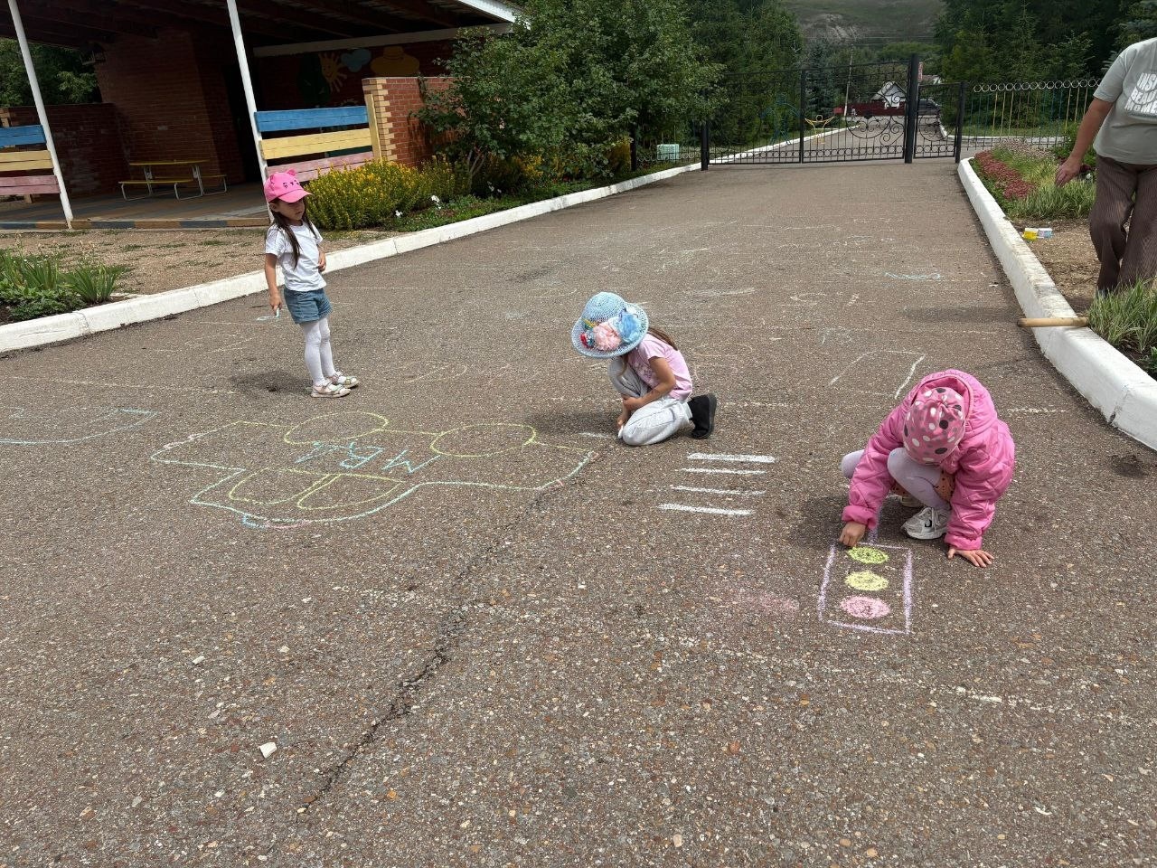 Çул-йӗр правилисем ача садӗнче асфальт ҫинче