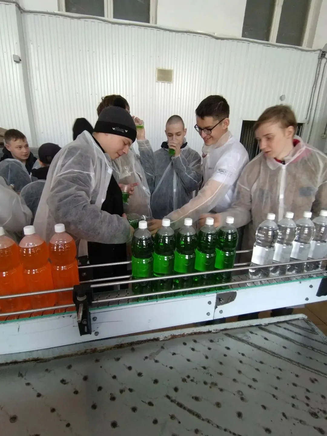 Шкул ачисем Пишпÿлек лимонадне тума вĕреннĕ