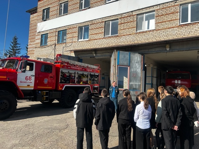 Пишпÿлекри 2-мӗш вăтам шкулта вĕренекенсем пушарпа ҫӑлав пайӗнче пулнă