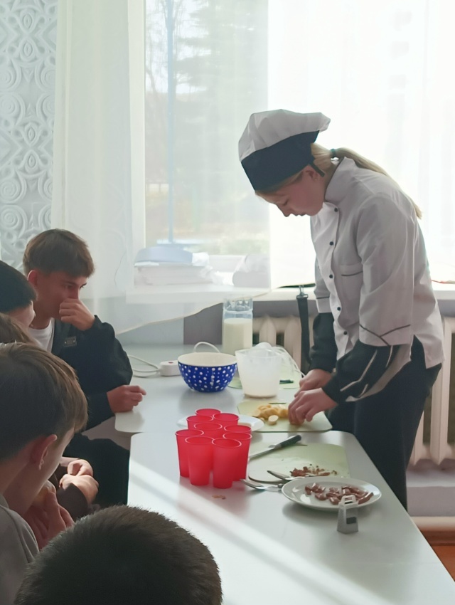 Шкул ачисем повар тата кондитер ĕçĕпе паллашма пултарнă