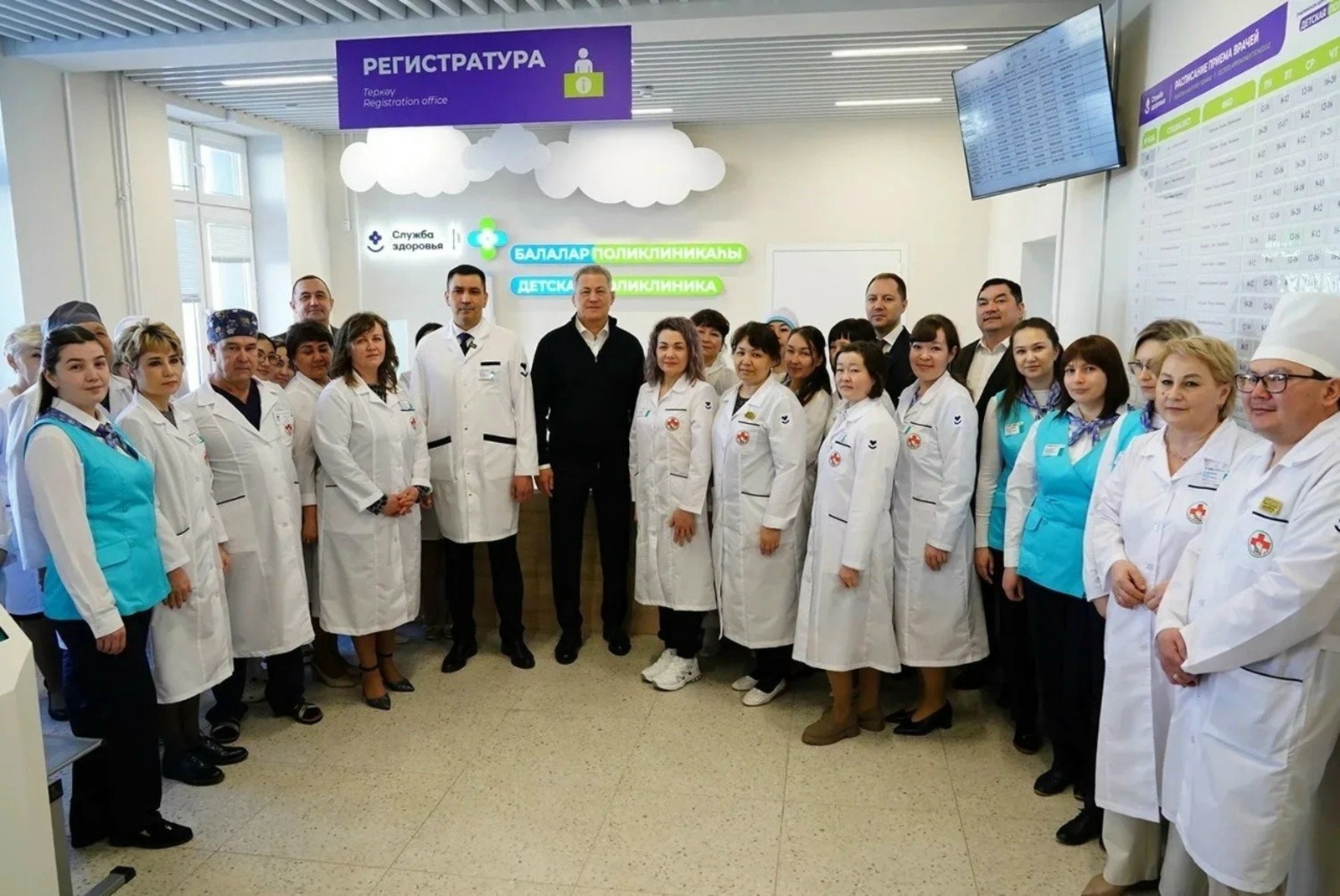 Радий Хабиров Учалӑри ҫӗнӗ ача-пӑча поликлиникине ҫитсе курнӑ