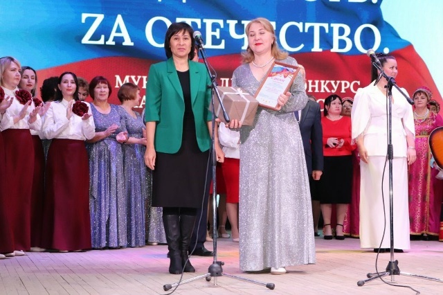 Хушăлкари «Туслӑх» юрă ушкӑнӗ район хаҫачĕн редакцийӗнчен парне илнӗ