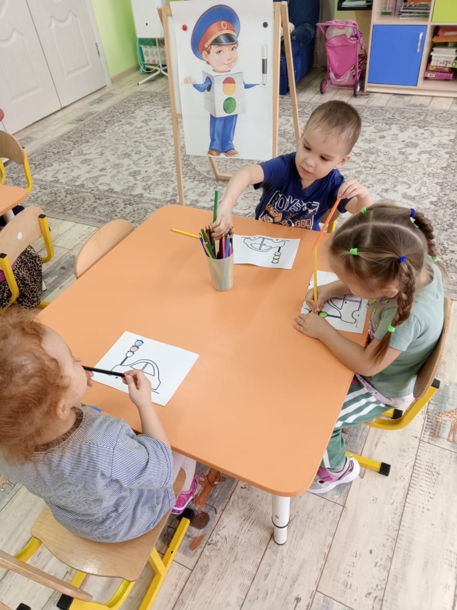 Кӗҫӗн ушкӑн воспитанникӗсем светофорăн тĕсĕсене аса илнĕ