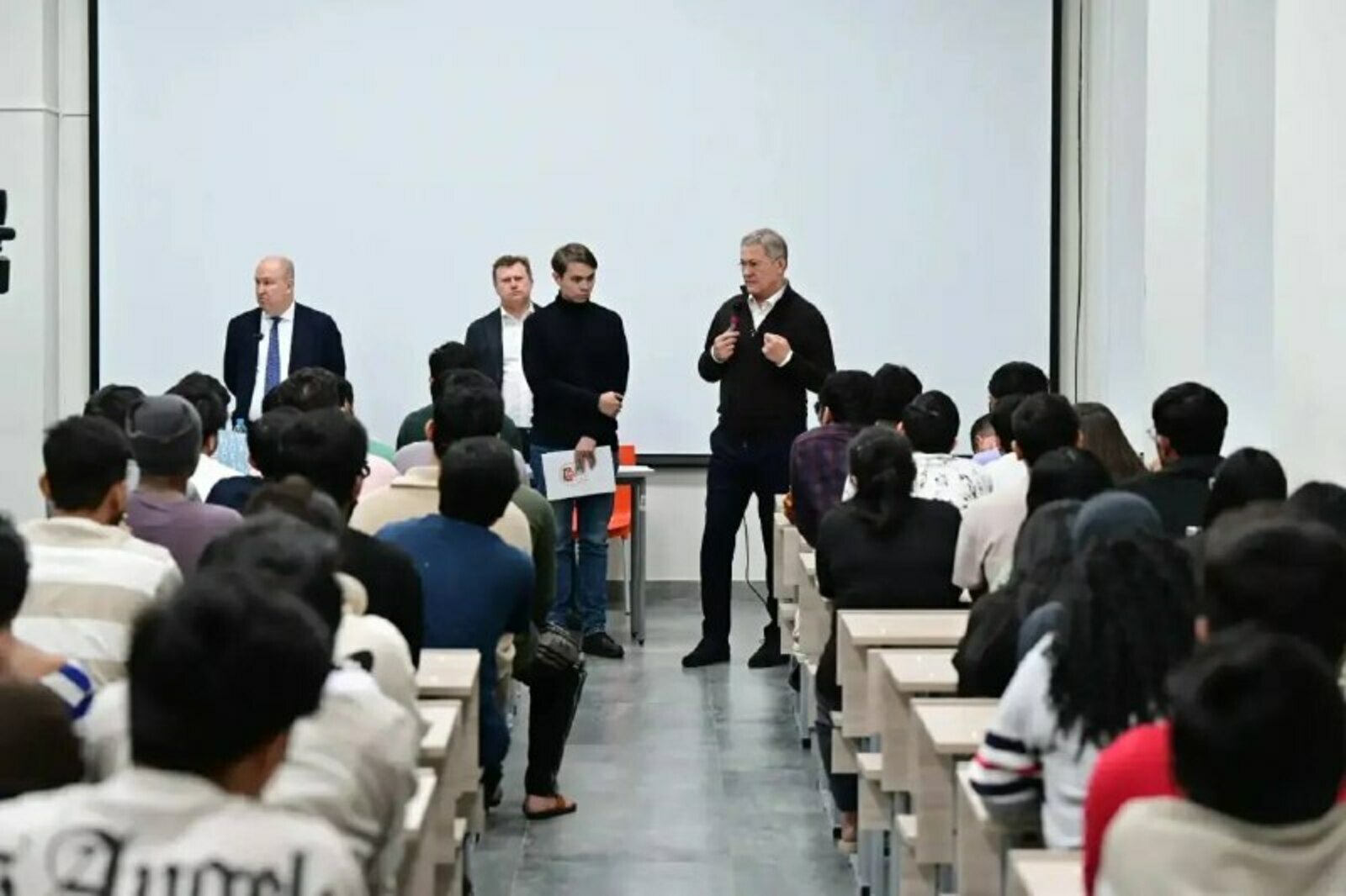 Радий Хабиров тапӑннӑ общежити студенчӗсемпе тӗл пулнӑ