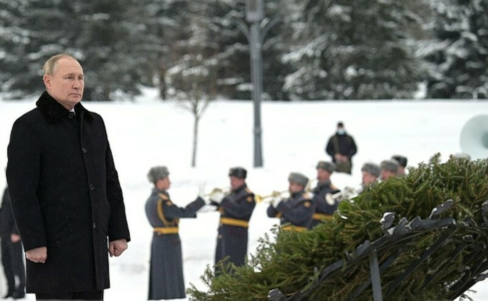 Владимир Путин монумент патне чечек кăшăлĕ хунă