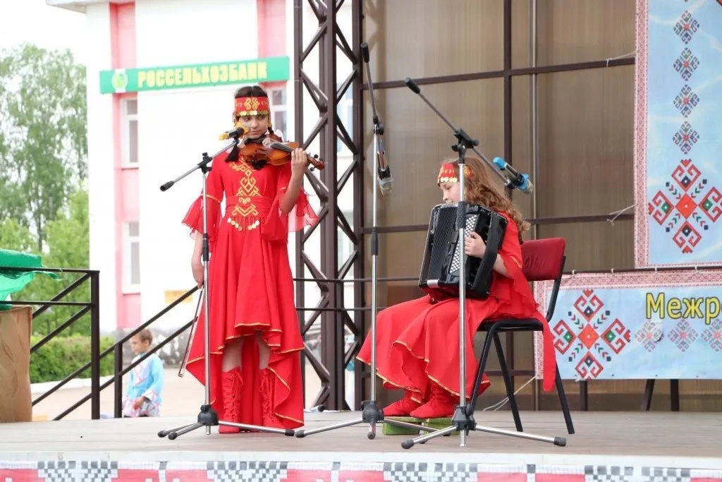 Хушăлкари вăтам шкулта вӗренекенсем «Шур çăл» фестивале хутшӑннă