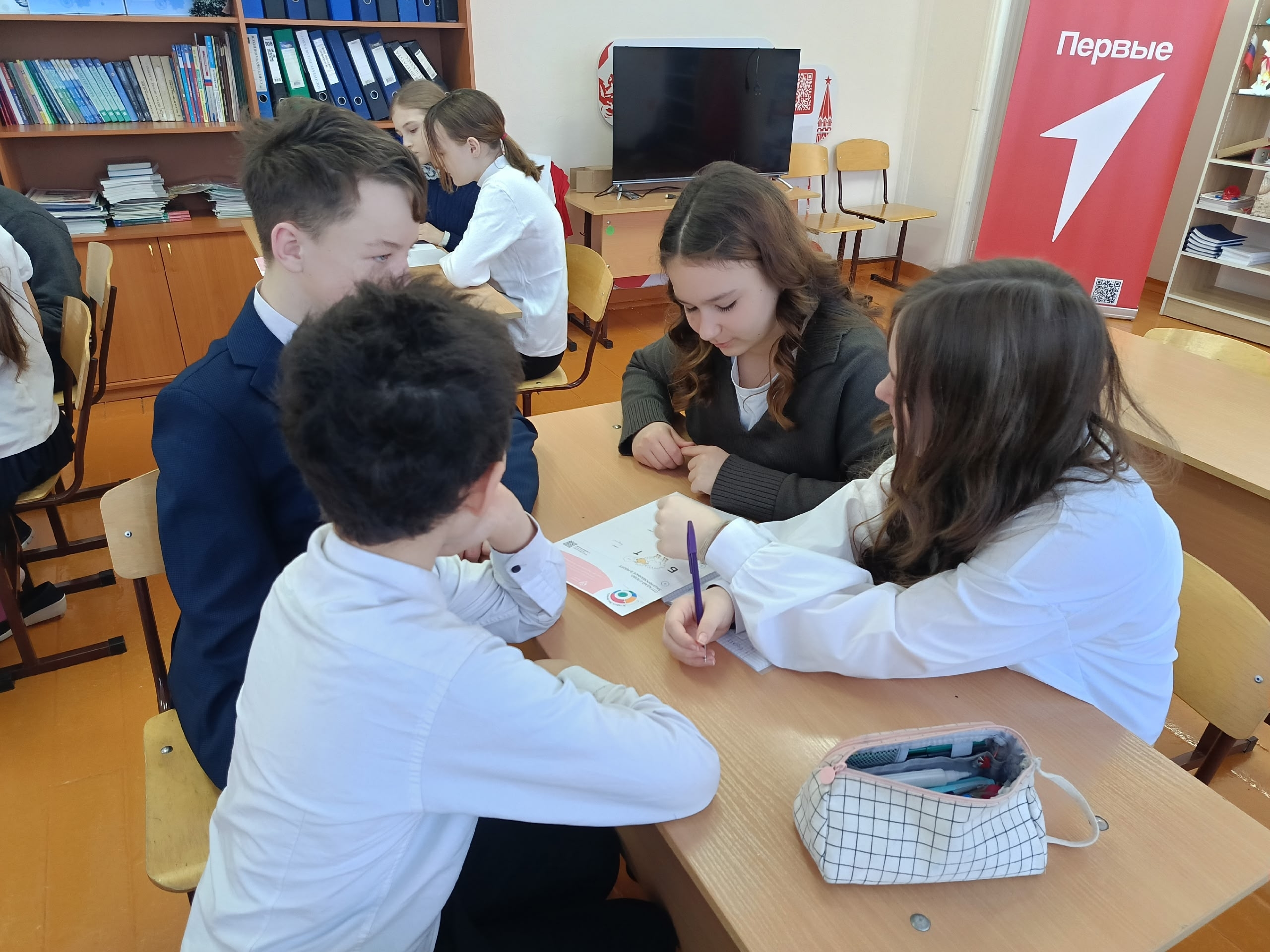 Михайловкăри вăтам шкул ачисем финанс тӗнчинче  пулнă