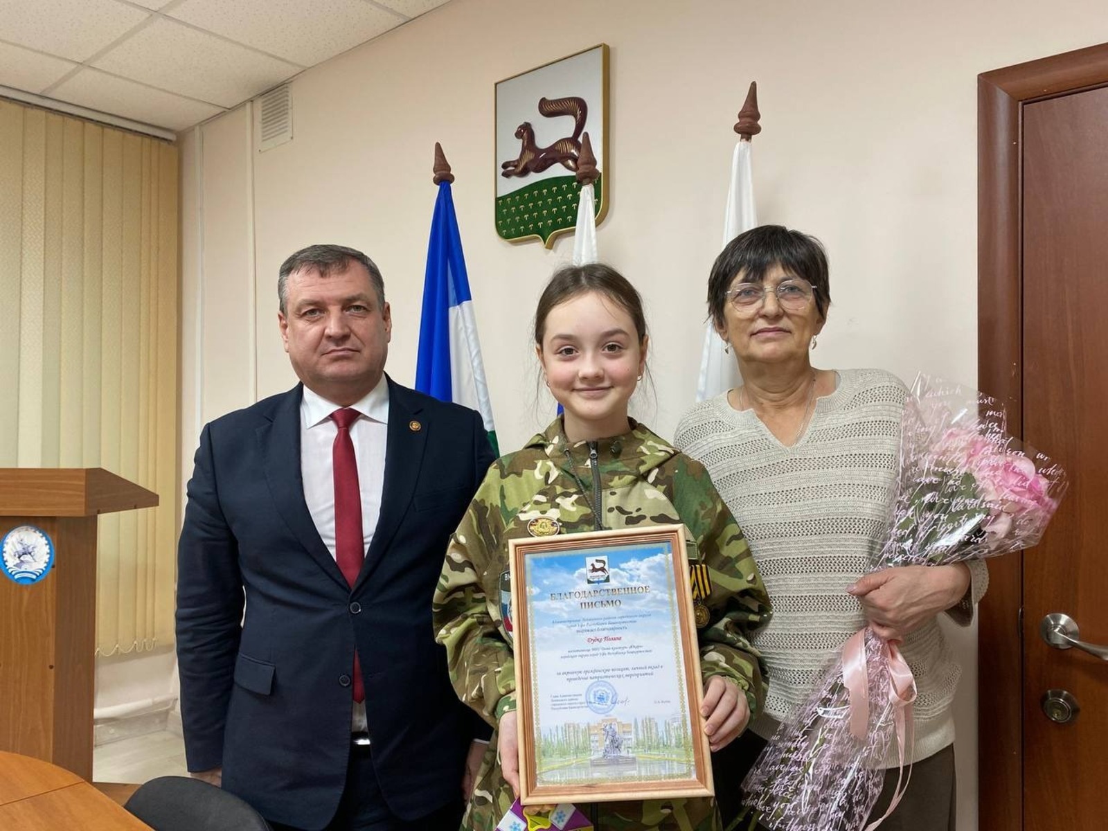 Уфари шкул ачи СВО зонинчи госпитальсенче аманнӑ боецсем умĕнче тухса каланă