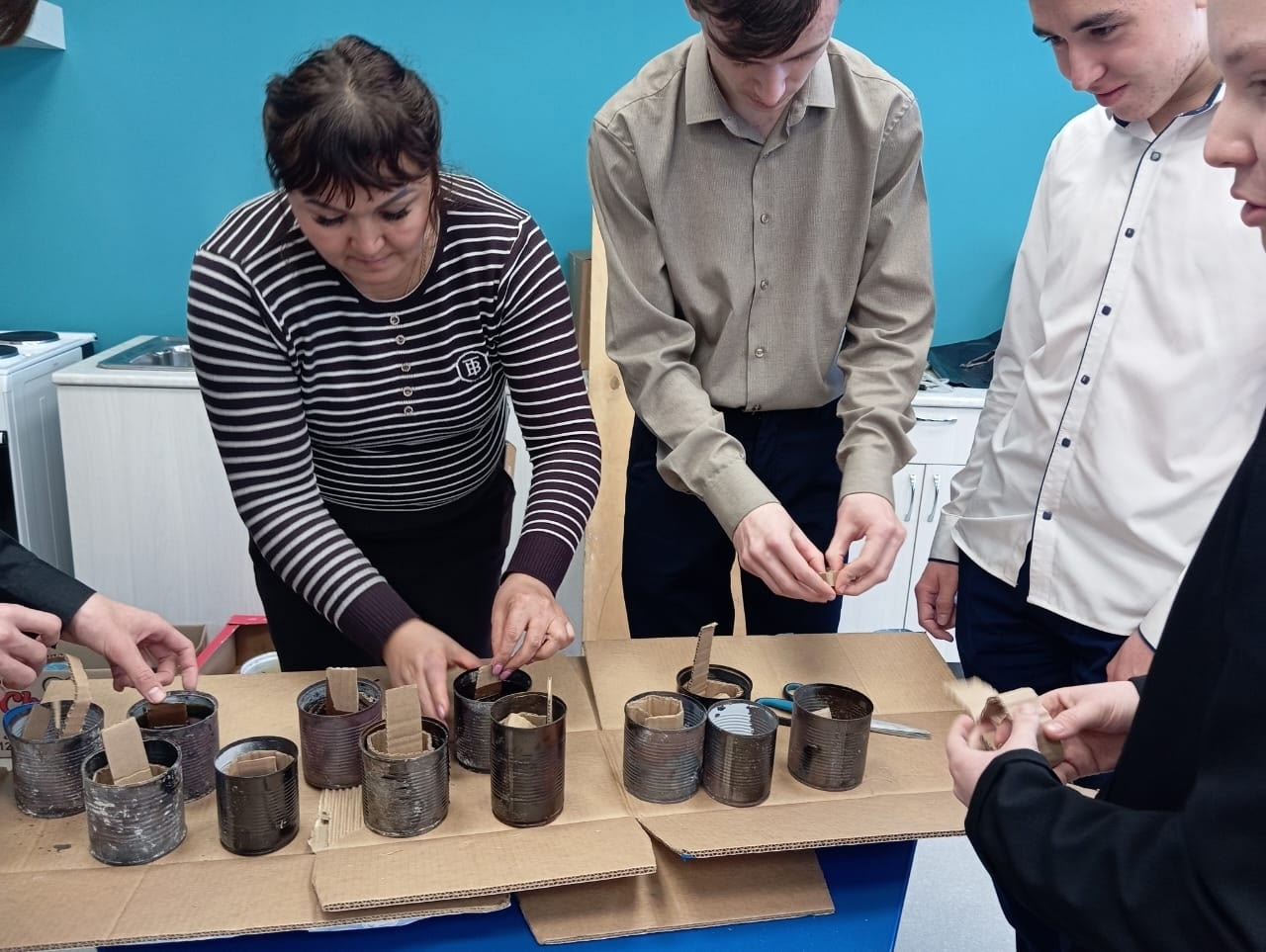 Волонтерсем блиндаж ҫуртисем хатӗрлеме хутшăннă