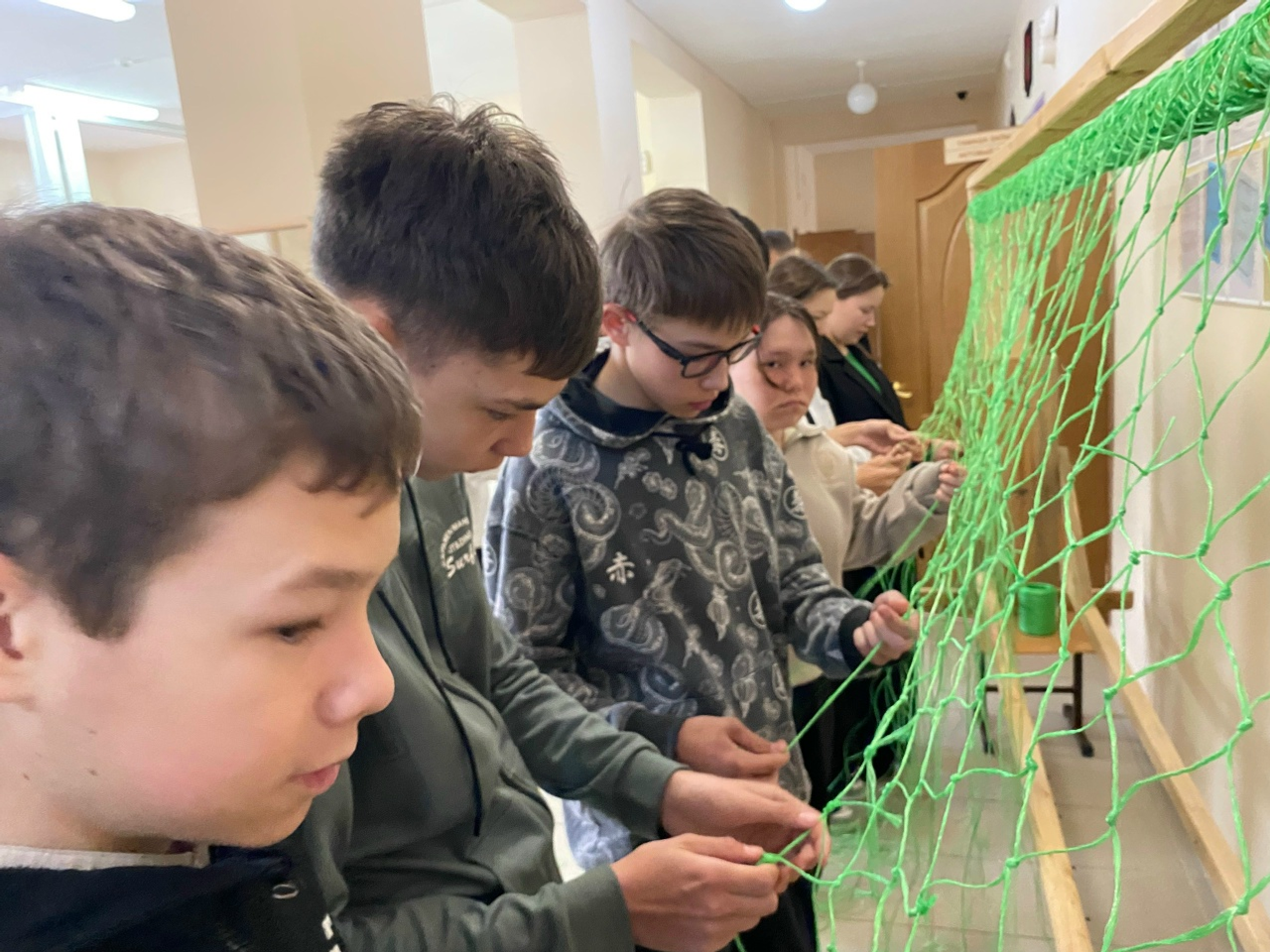 Хушăлкари шкул ачисем антидрон сеткисем ҫыхаҫҫӗ