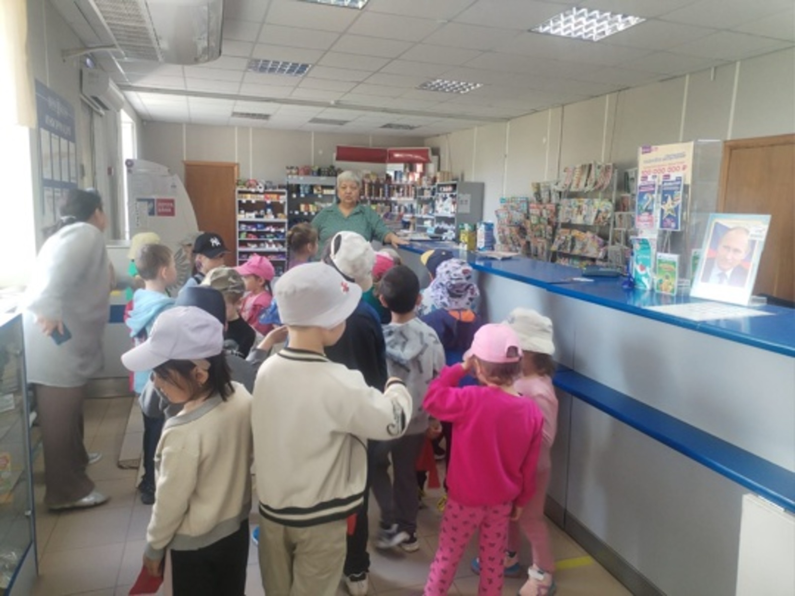 Ача садӗнчи ачасем Пишпÿлекри почта уйрӑмне ҫитсе курнă