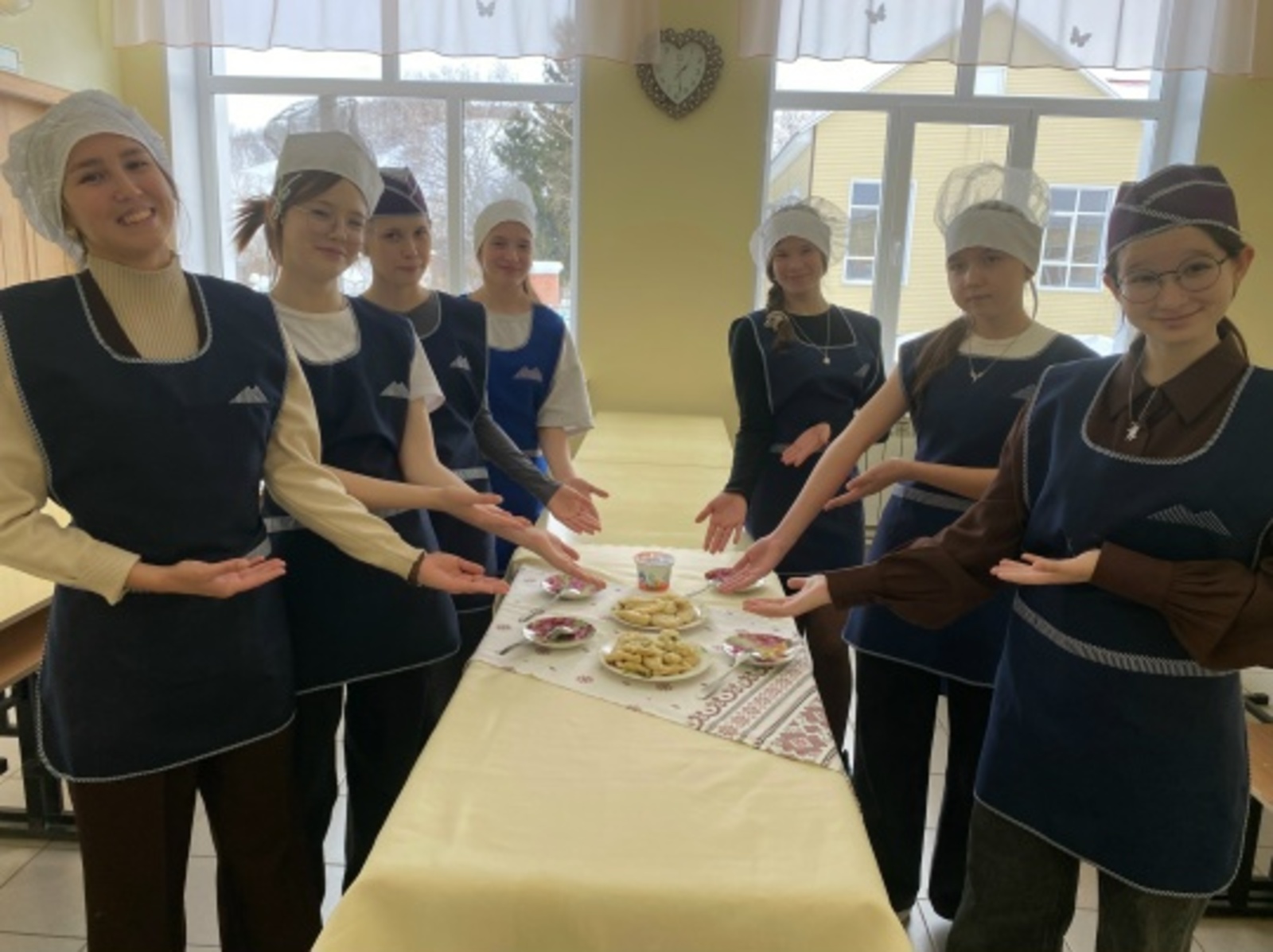 Хушăлкари вăтам шкулта вĕренекенсем хуран кукли пĕçернĕ