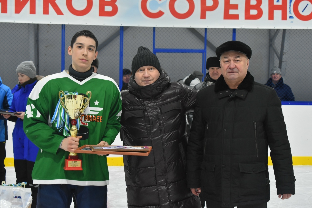 Аит ялӗнче ҫӗнӗ витнӗ хоккей курупкине савӑнӑҫлӑ уҫнă