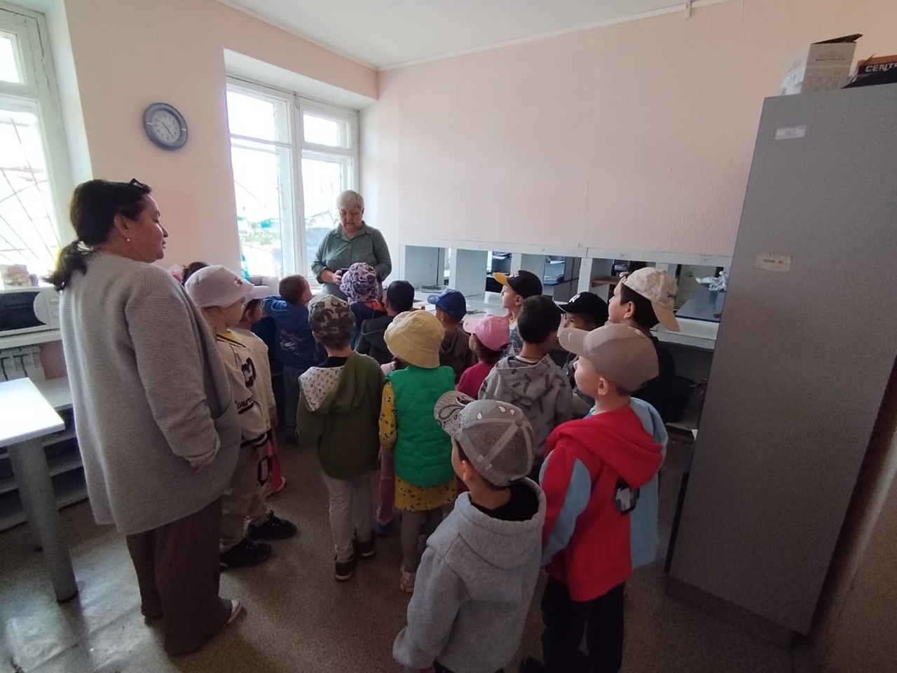 Ача садӗнчи ачасем Пишпÿлекри почта уйрӑмне ҫитсе курнă