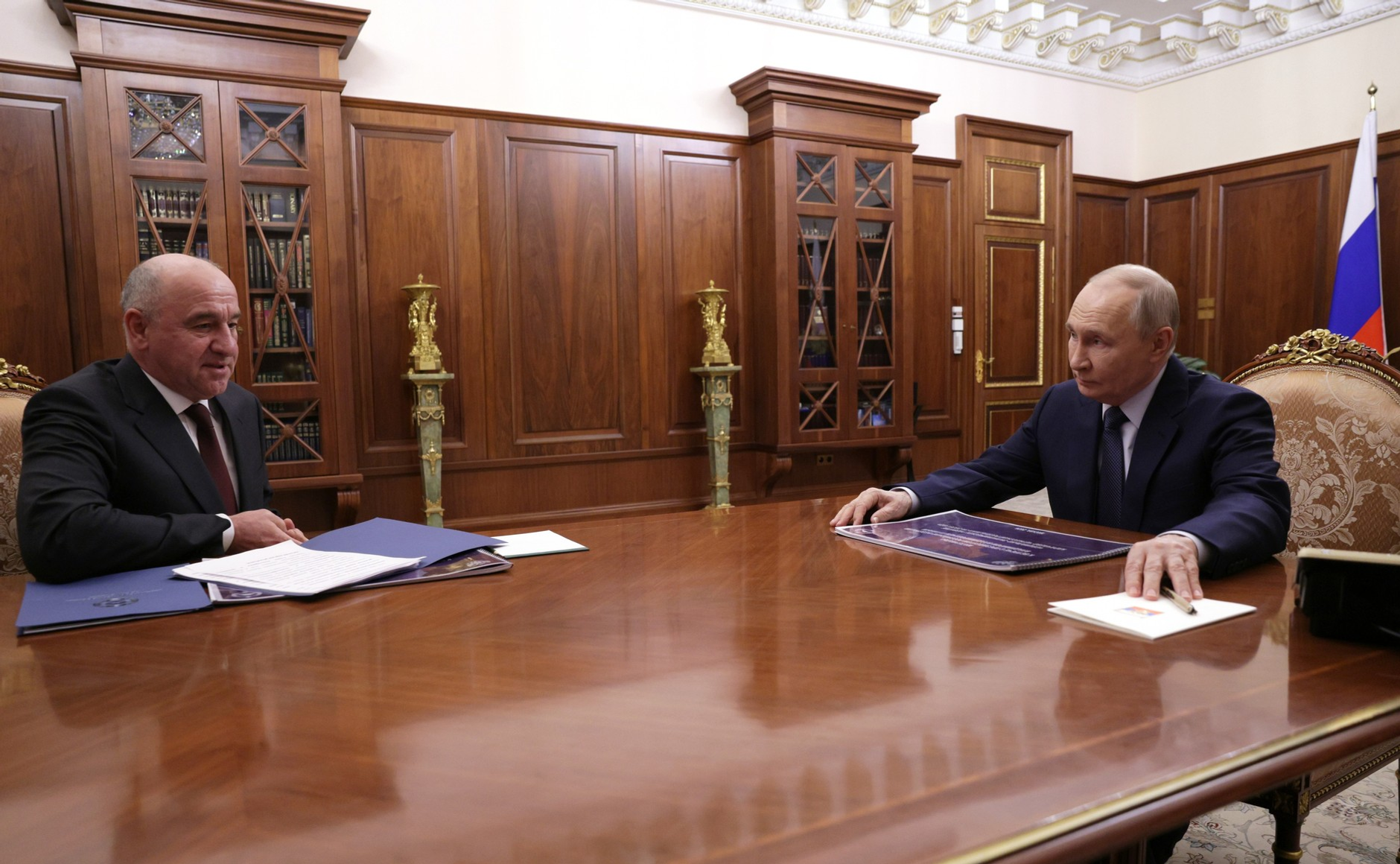 Путин Карачай-Черкесири ача сачӗсемпе шкулсен ҫурчӗсем кивелнине асӑрханӑ