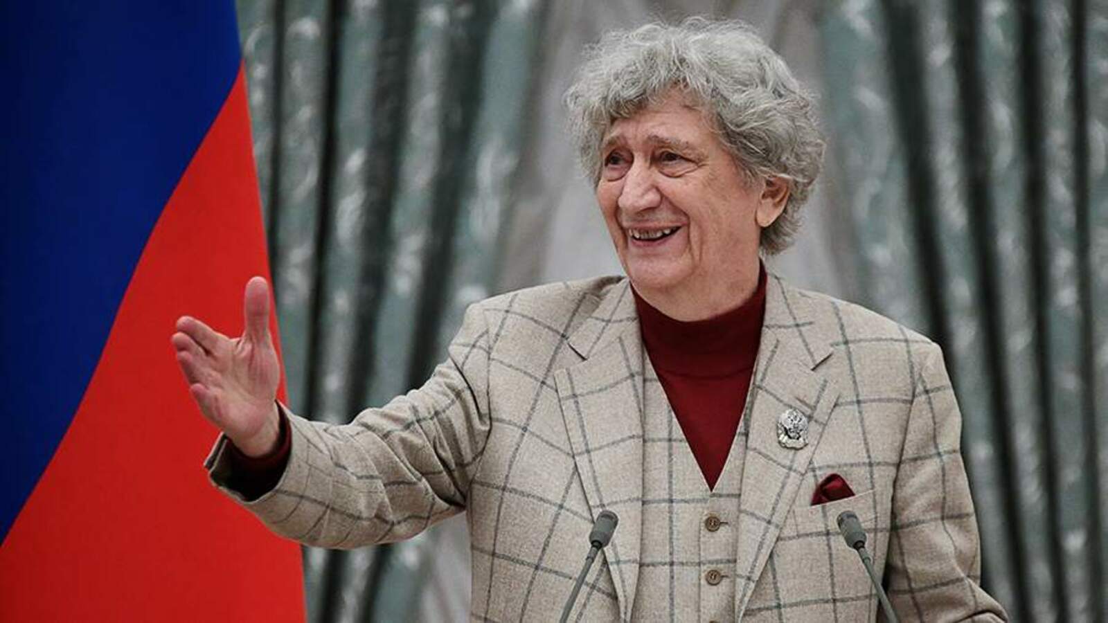 Путин Юрий Энтина «Культурӑпа искусствӑри тава тивӗҫлӗ ӗҫсемшӗн» орденпа чысланă