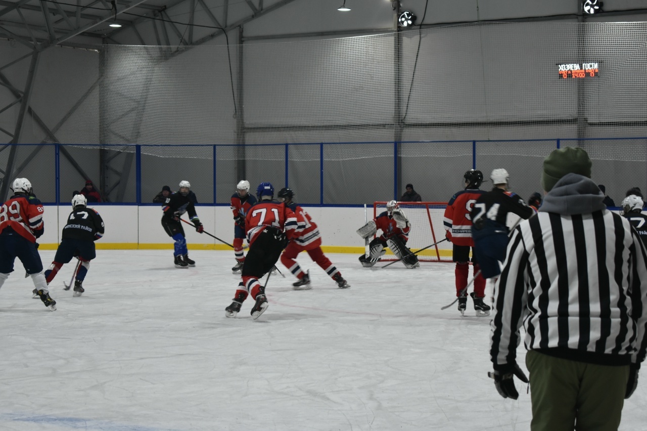 Аит ялӗнче ҫӗнӗ витнӗ хоккей курупкине савӑнӑҫлӑ уҫнă