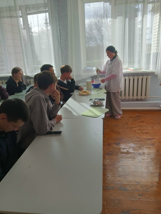 Шкул ачисем повар тата кондитер ĕçĕпе паллашма пултарнă