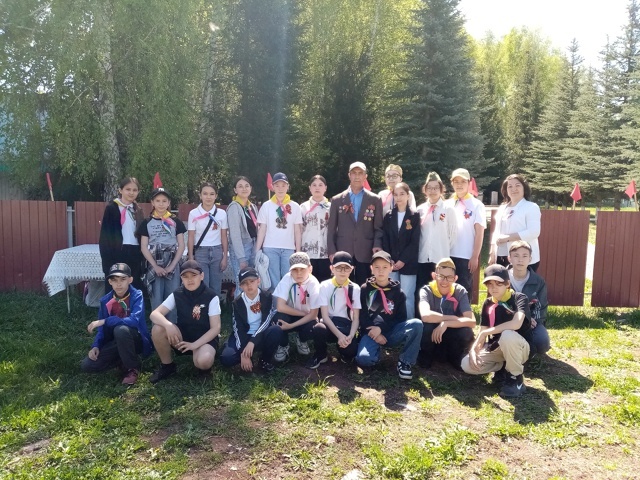 Шкул ачисем салтак пӑттипе хӑналаннă