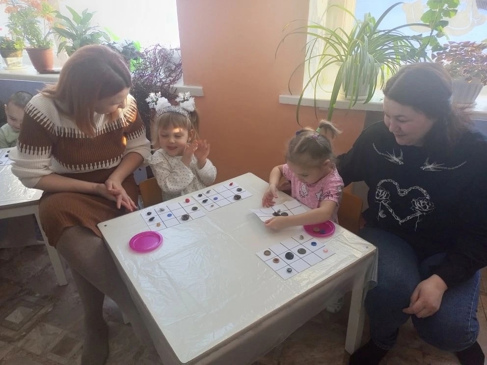 Аслисемпе ачасем пӗр-пӗринпе хаваспах хутшӑннă