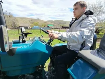 Хушăлкари вăтам шкулта тракторпа çÿрессин экзаменӗсем вӗҫленнĕ