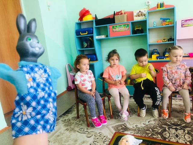 «Дюймовочка» ача садӗнче пукане театрĕпе паллашнă