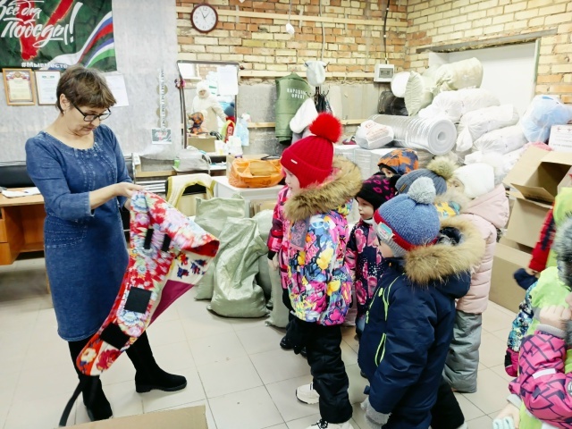 Ача садĕнче салтаксем валли ырӑ сунса амулетсем ӑсталанӑ