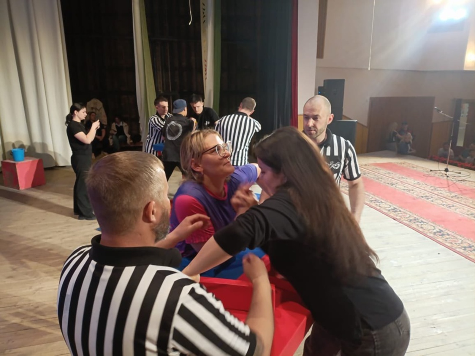 Пишпÿлекре армрестлингпа уҫӑ ӑмӑртусем иртнĕ