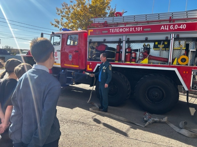 Пишпÿлекри 2-мӗш вăтам шкулта вĕренекенсем пушарпа ҫӑлав пайӗнче пулнă