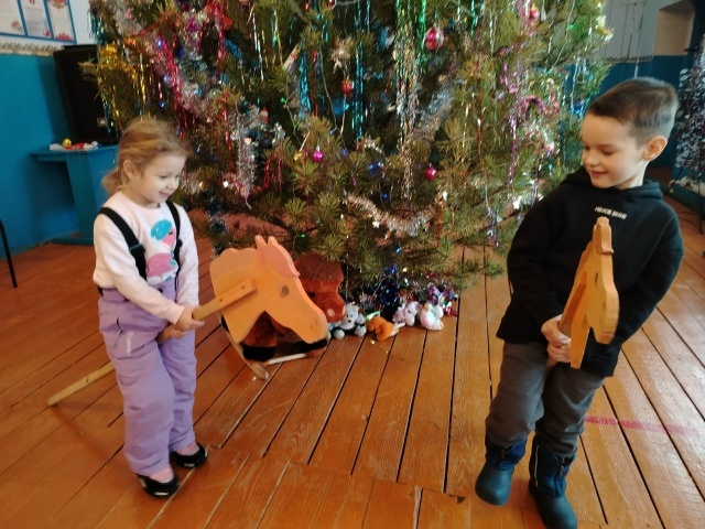 Кистенлĕпуç клубӗнче Ҫӗнӗ çул вӑййисем пулнă