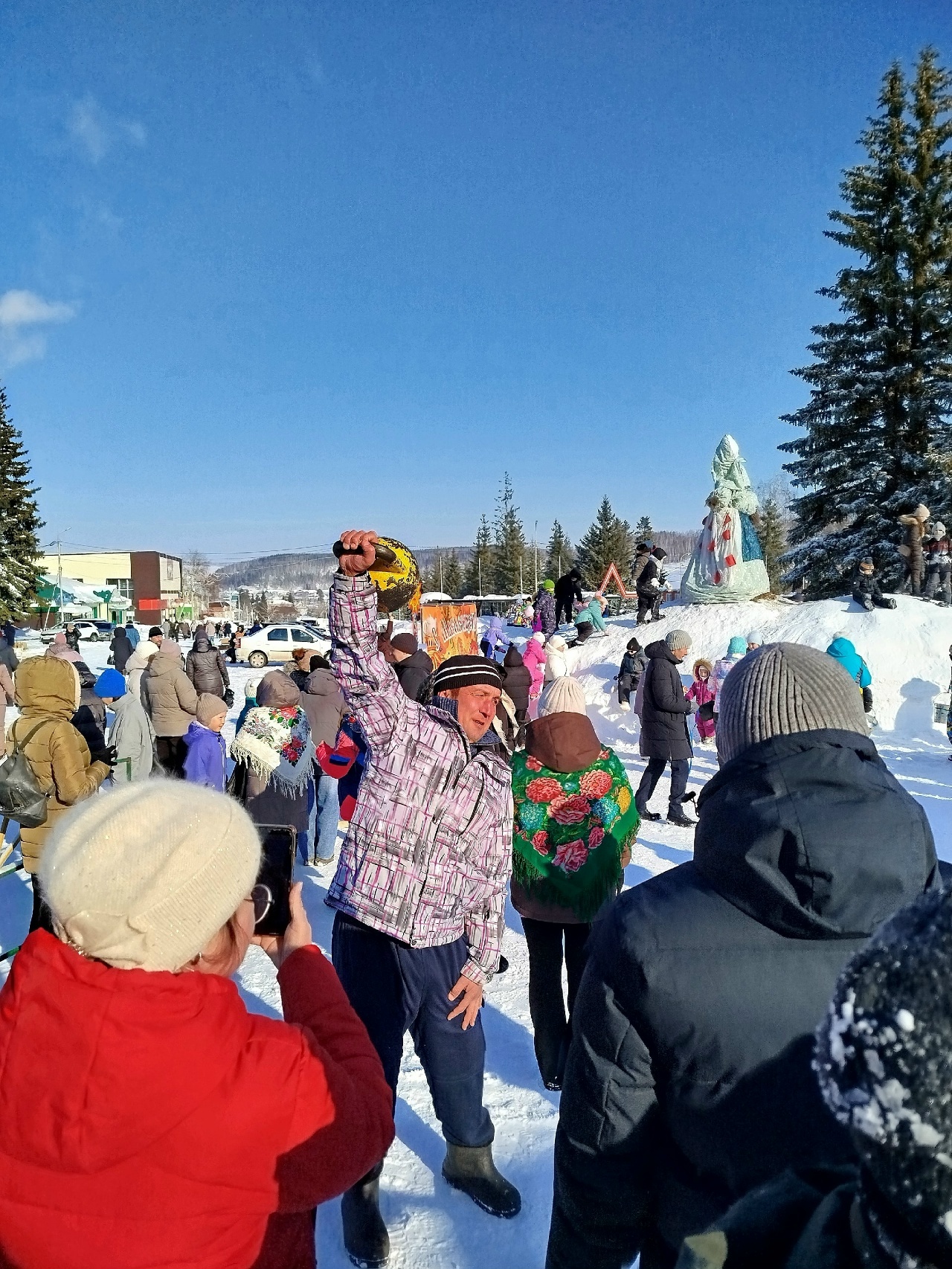 Пишпӳлекри тӗп площадьре Ҫӑварние уявланă