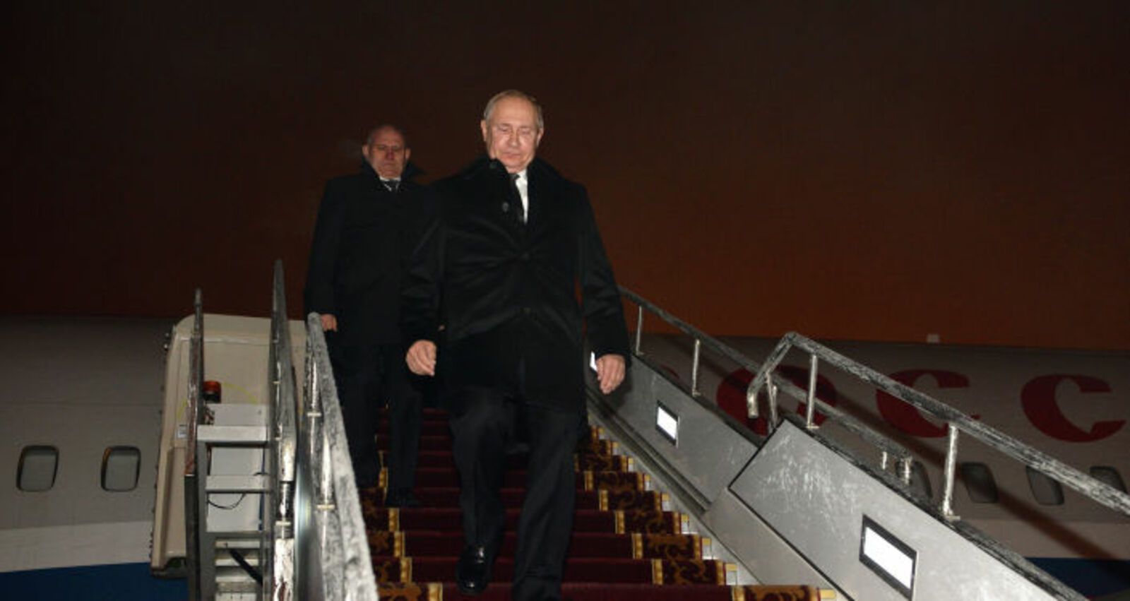 Раççей Президенчĕ Владимир Путин Кыргызстана килсе çитнĕ.