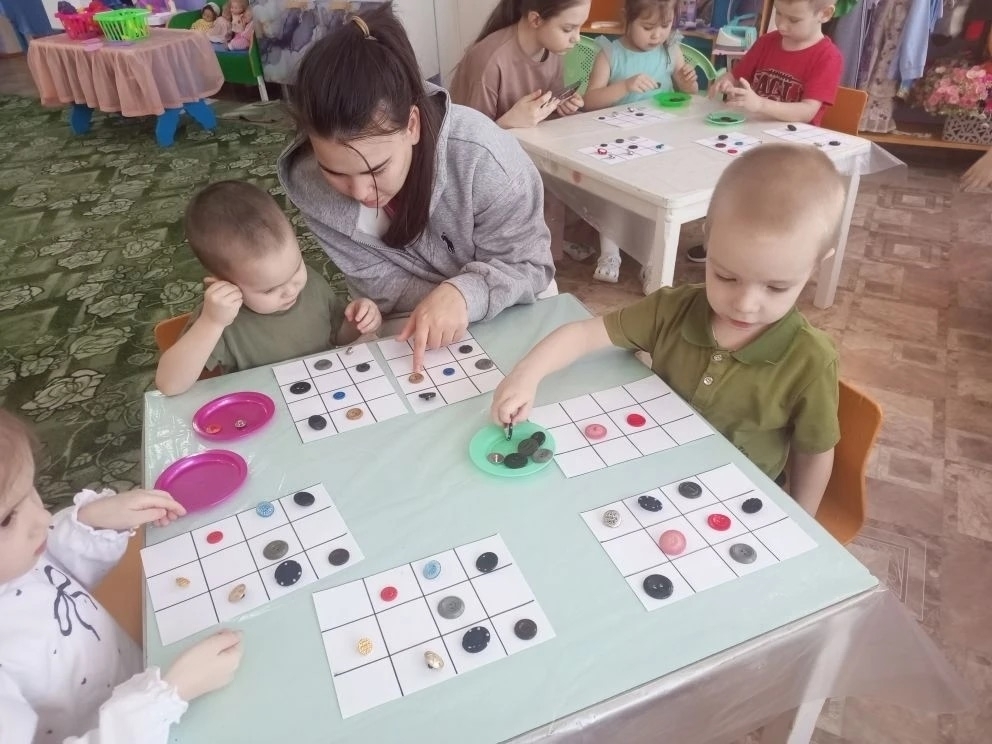 Аслисемпе ачасем пӗр-пӗринпе хаваспах хутшӑннă