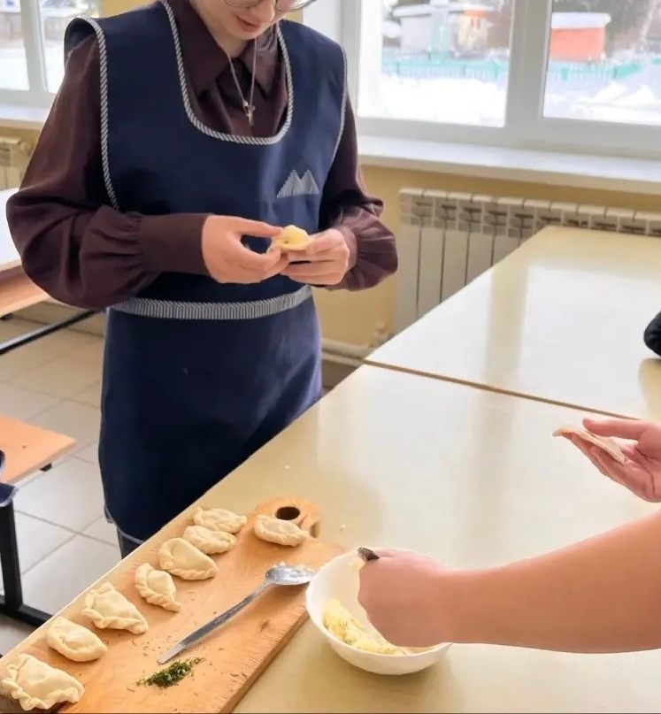 Хушăлкари вăтам шкулта вĕренекенсем хуран кукли пĕçернĕ