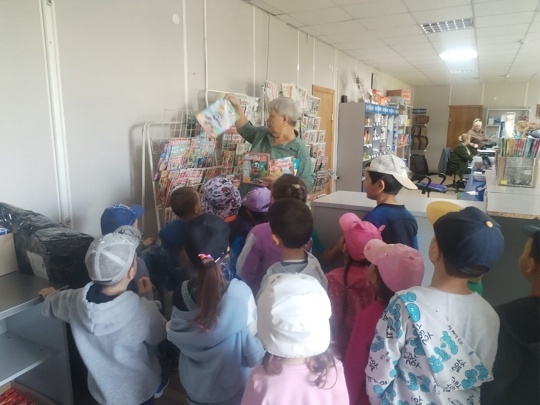 Ача садӗнчи ачасем Пишпÿлекри почта уйрӑмне ҫитсе курнă