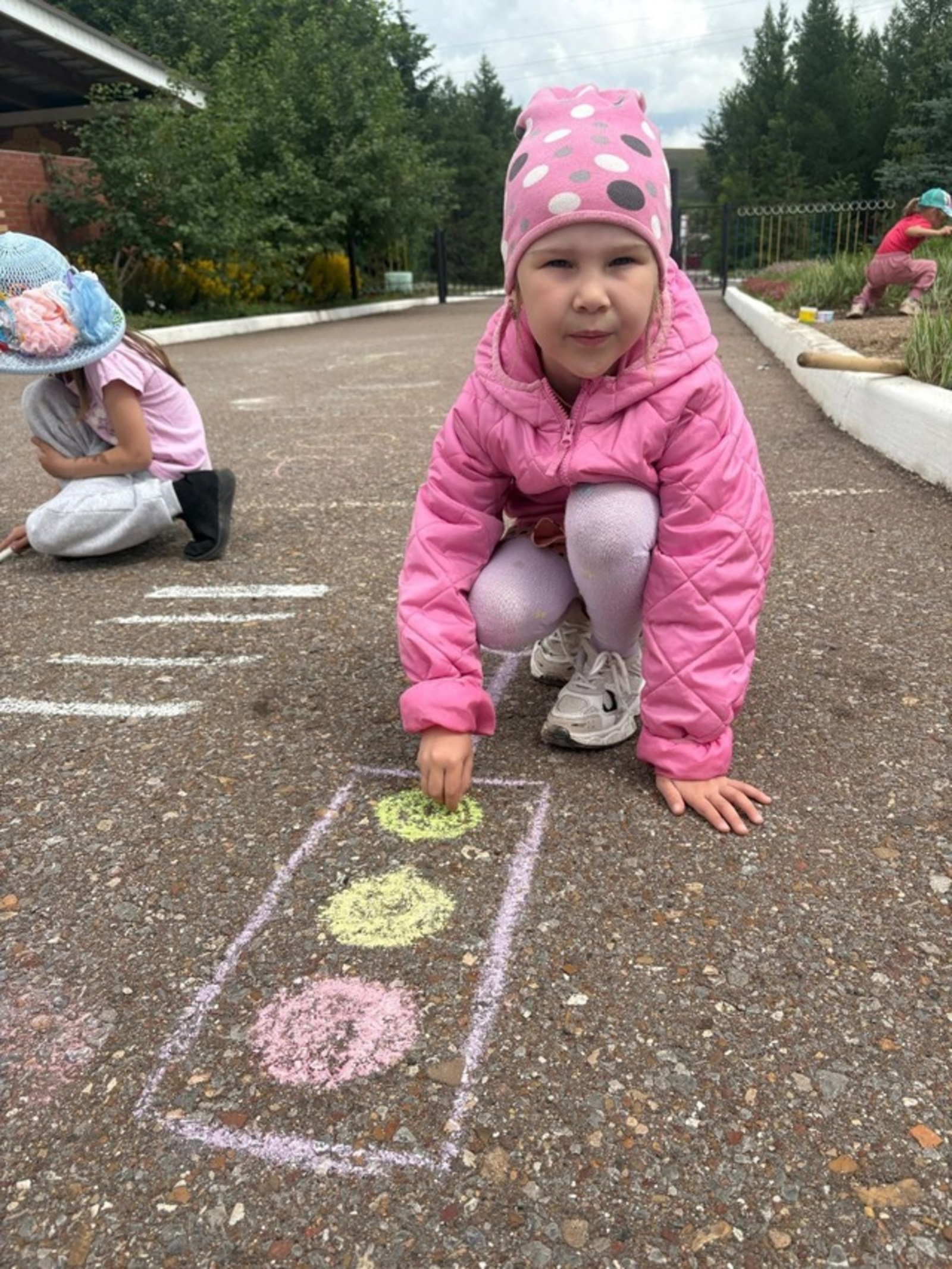 Çул-йӗр правилисем ача садӗнче асфальт ҫинче
